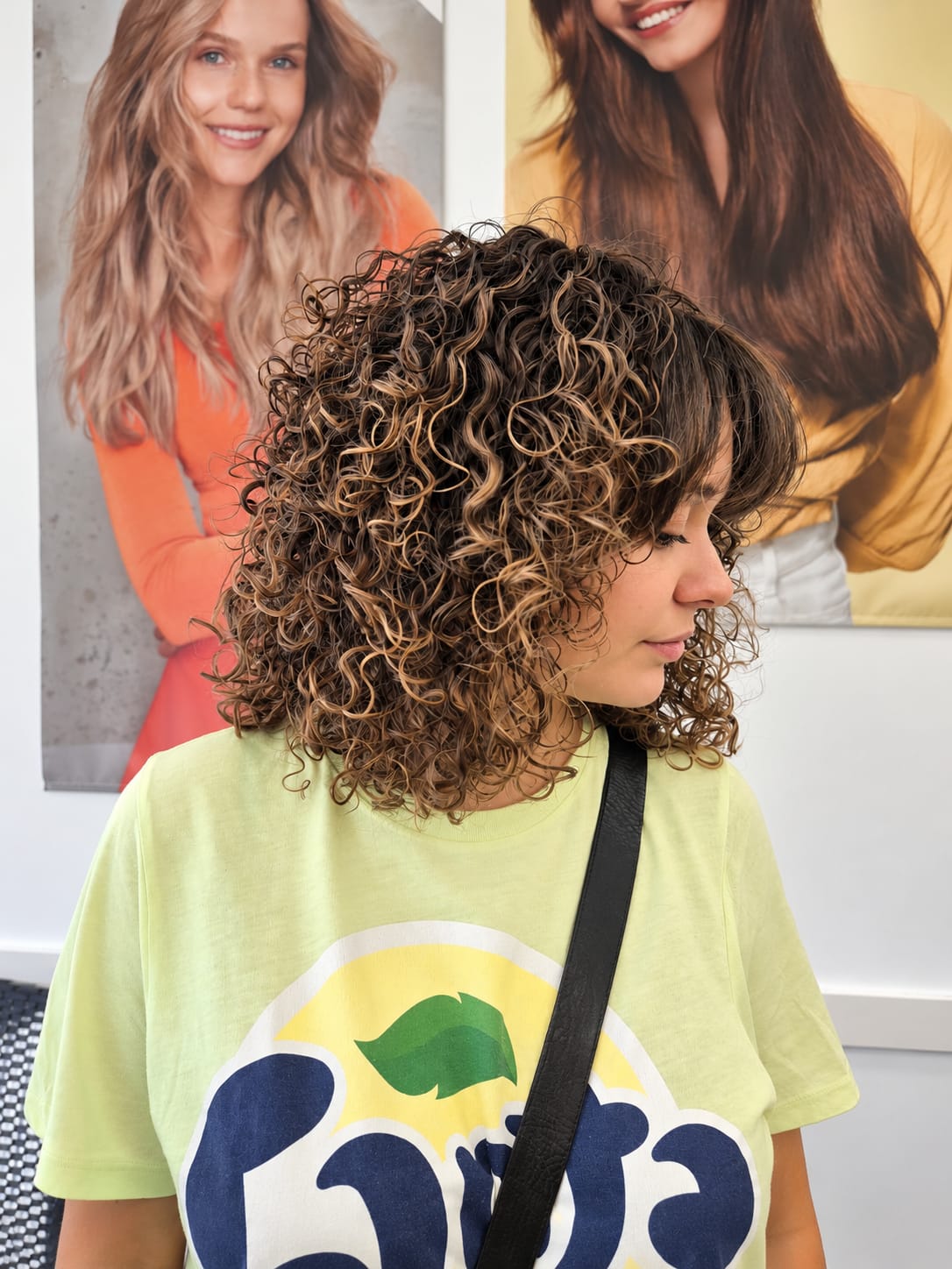 Melena rizada con mechas en La Pelu de Francis
