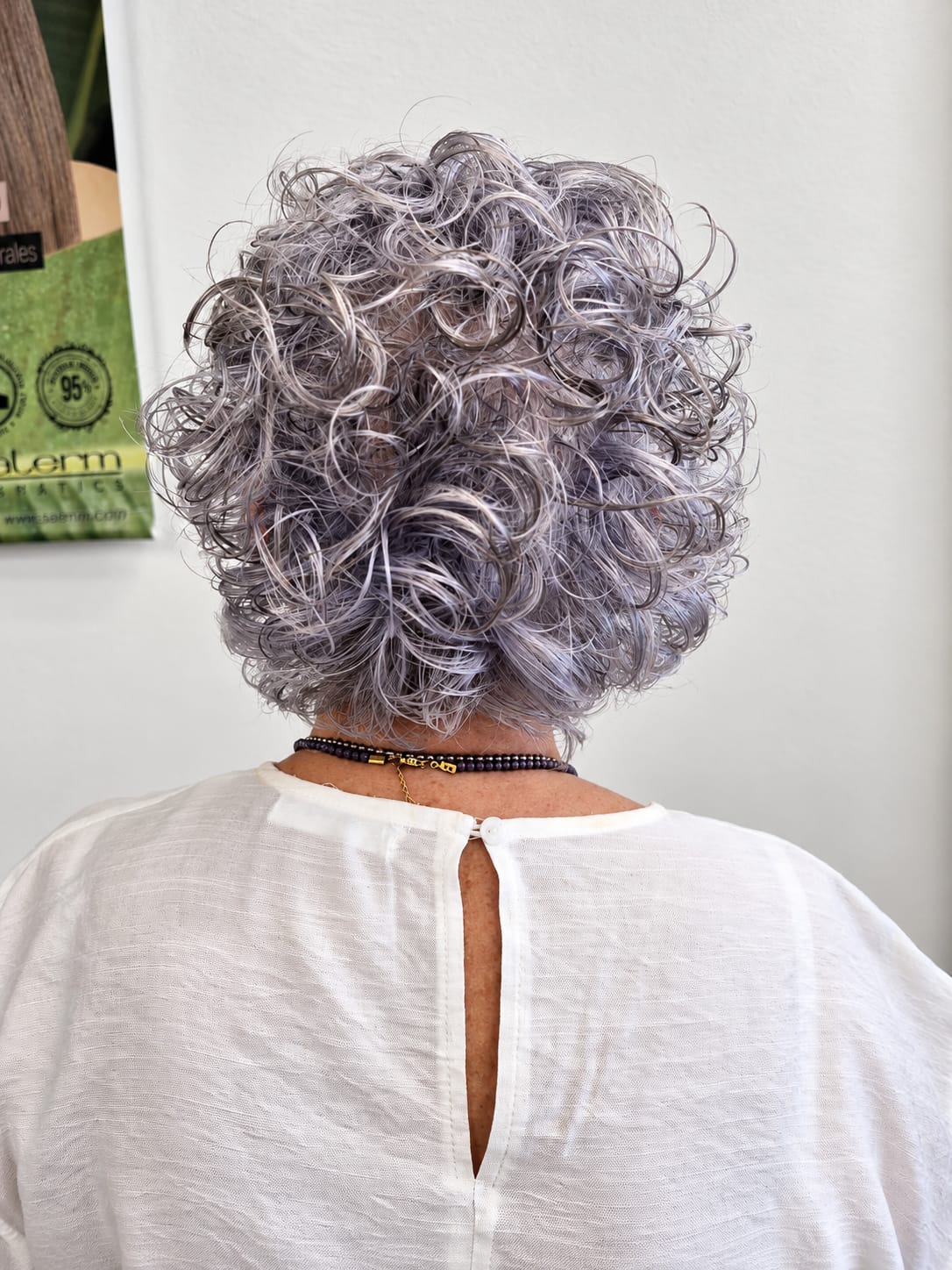 Corte corto rizado en tonos lavanda, vista trasera