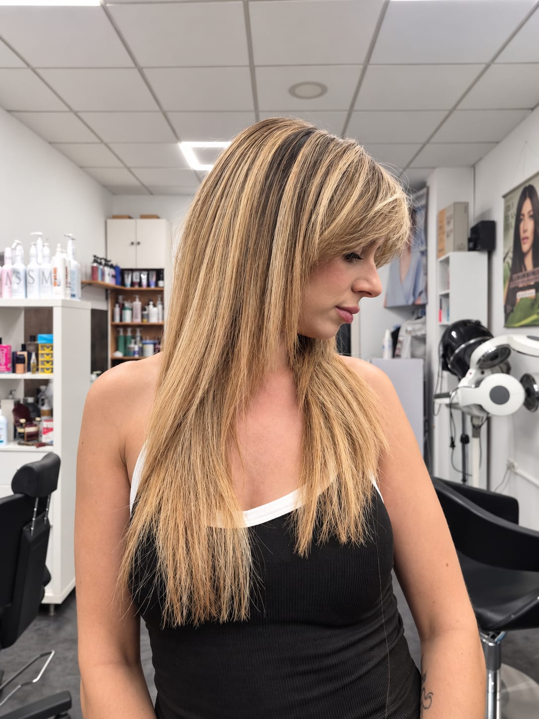 Melena lisa con mechas rubias y flequillo