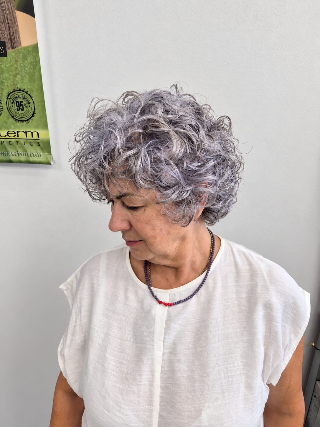 Corte rizado corto en tonos lavanda