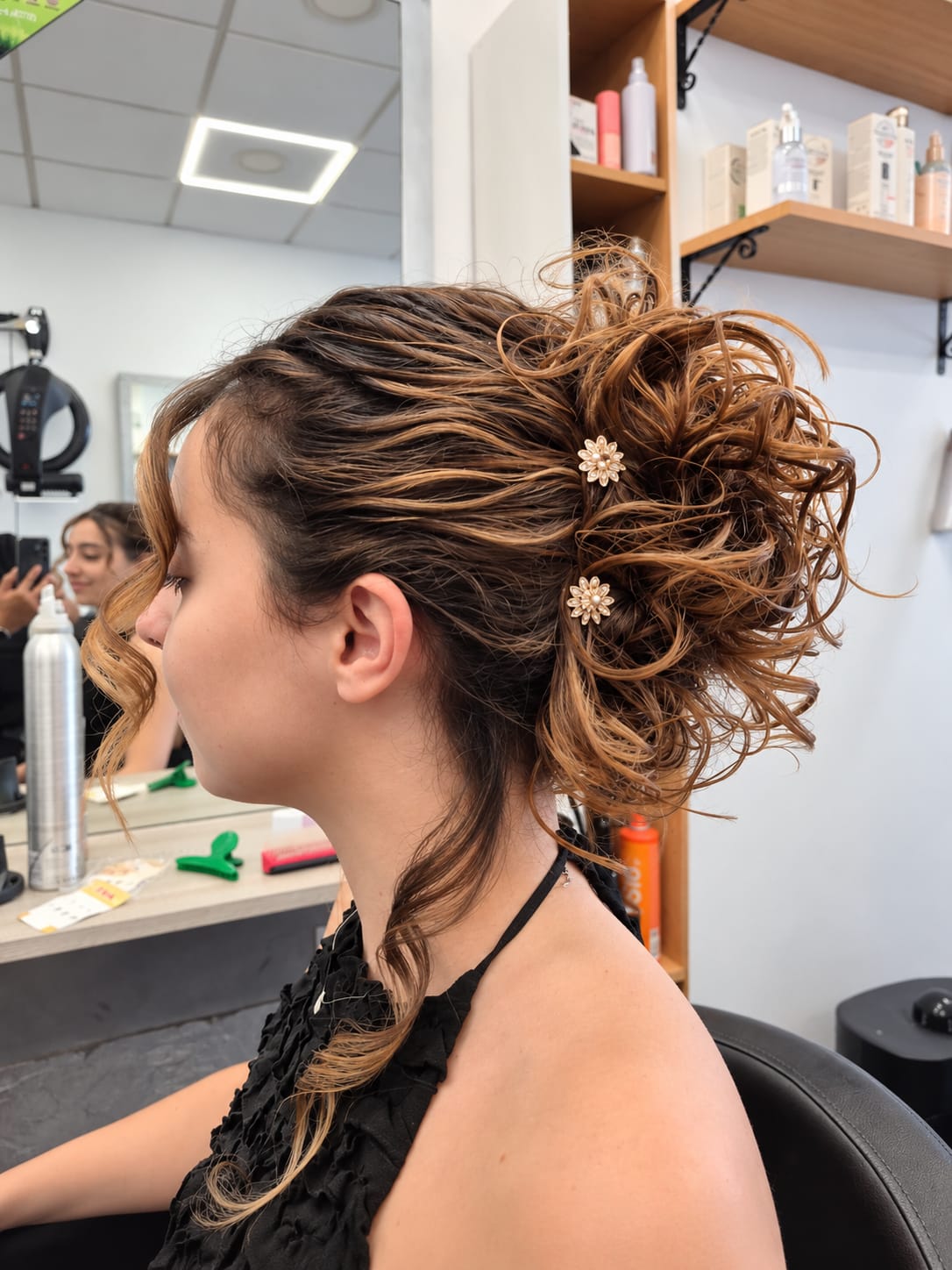 Recogido elegante con detalles florales
